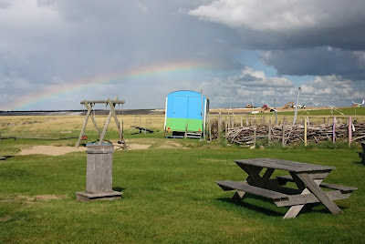 Salzwiese, Bank, Tisch, Schaukel, Windschutz, bunter Bauwagen, Regenbogen.