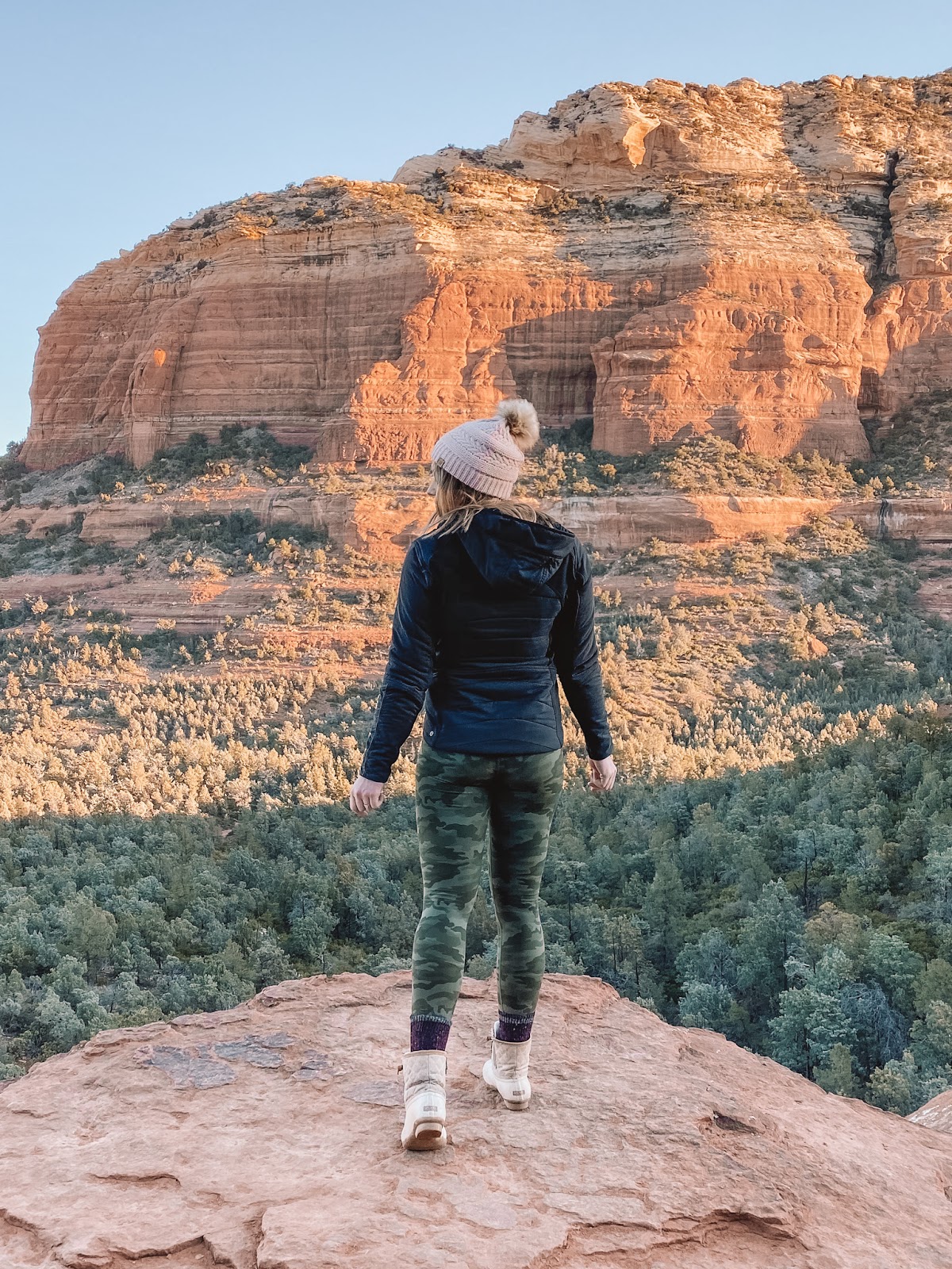 blogger Amanda Martin travels to Sedona Arizona and hikes Devil's Bridge