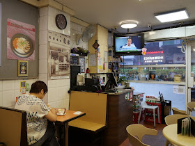 Hong Kong police news conference on TV at a Macau cafe
