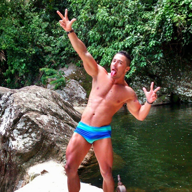 Wallace faz careta em pose para foto na Cachoeira do Sahy, em Mangaratiba Foto: Arquivo pessoal