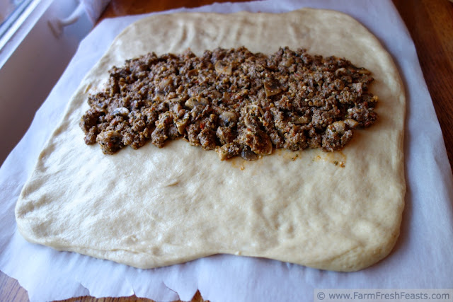 http://www.farmfreshfeasts.com/2013/04/beef-mushroom-fresh-tomato-pesto-fff.html