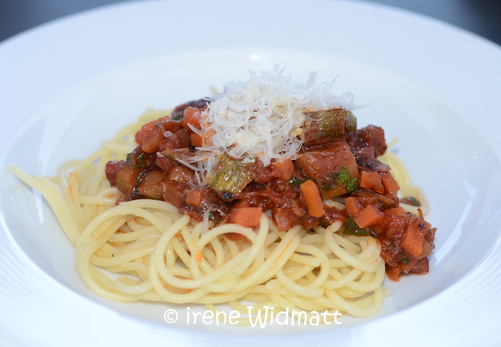 Spaghetti mit Gemüse- Specksauce oder Quer durch den Kühlschrank • widmatt