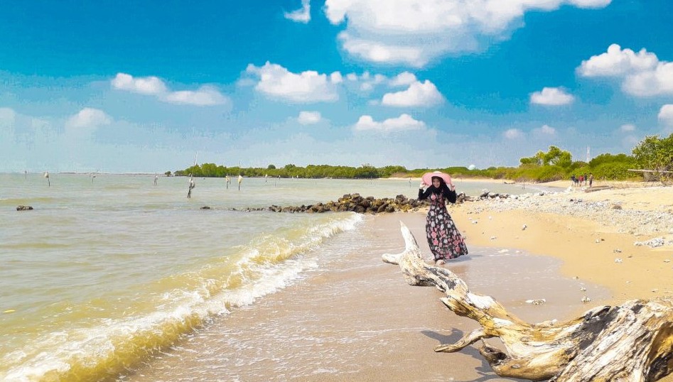 Wisata Pantai di Lamongan Murah Meriah Namun Sangat Indah - SHALYS CHAN