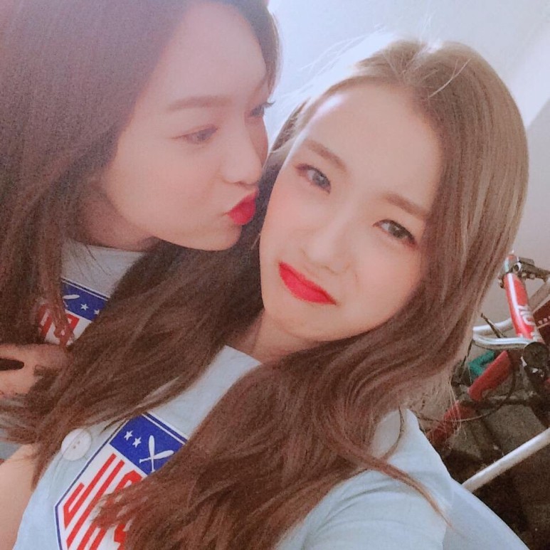 멤버들이 너무 좋아서 치대는 에이프릴 예나 | 인스티즈