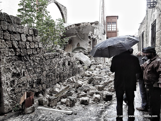 Muro desabado na cidade medieval no dia seguinte devido às chuvas