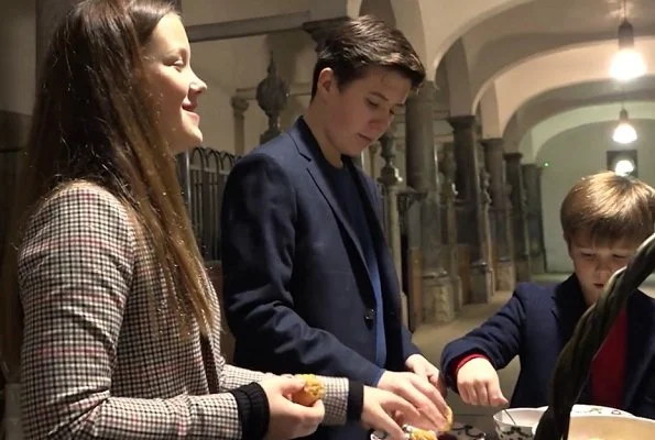 Crown Princess Mary, Prince Christian, Princess Isabella, Prince Vincent and Princess Josephine decorated 2019 Christmas tree