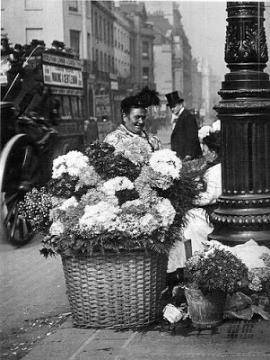 Flower Girls in London 1907 flickr por James Blah