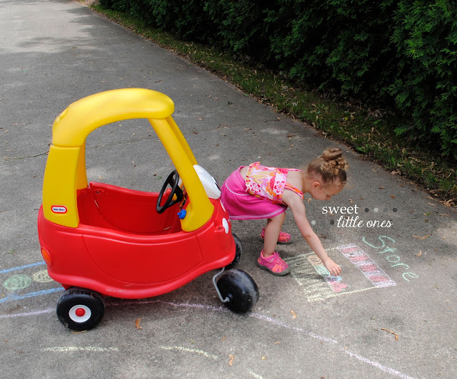 Sidewalk Chalk Fun: 40+ Games and Activities for Kids for the Summer, plus DIY Chalk Paint Recipe - www.sweetlittleonesblog.com