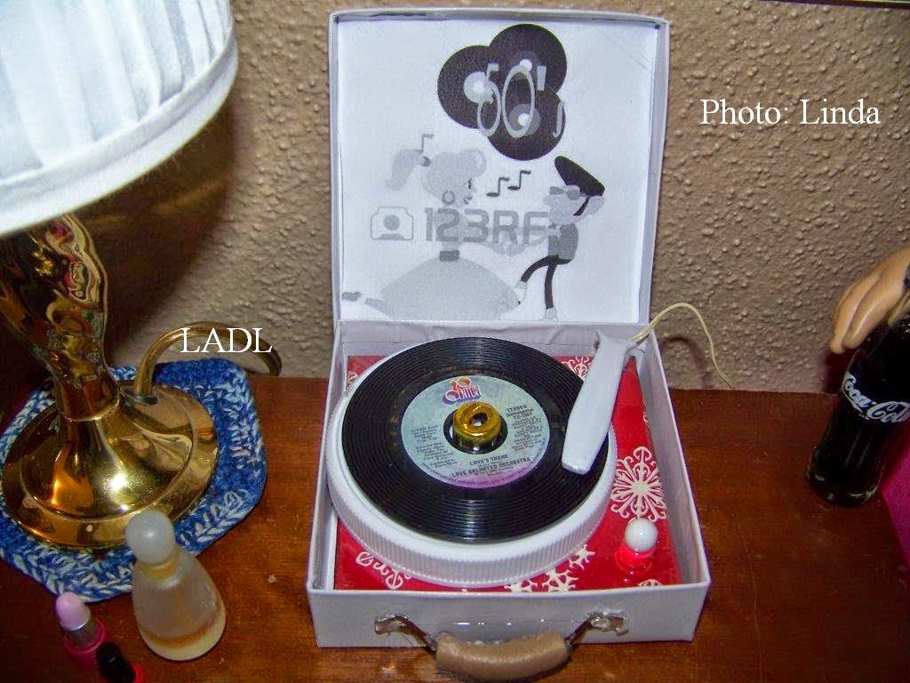 Living A Doll's Life : HTM 1950s Record Player