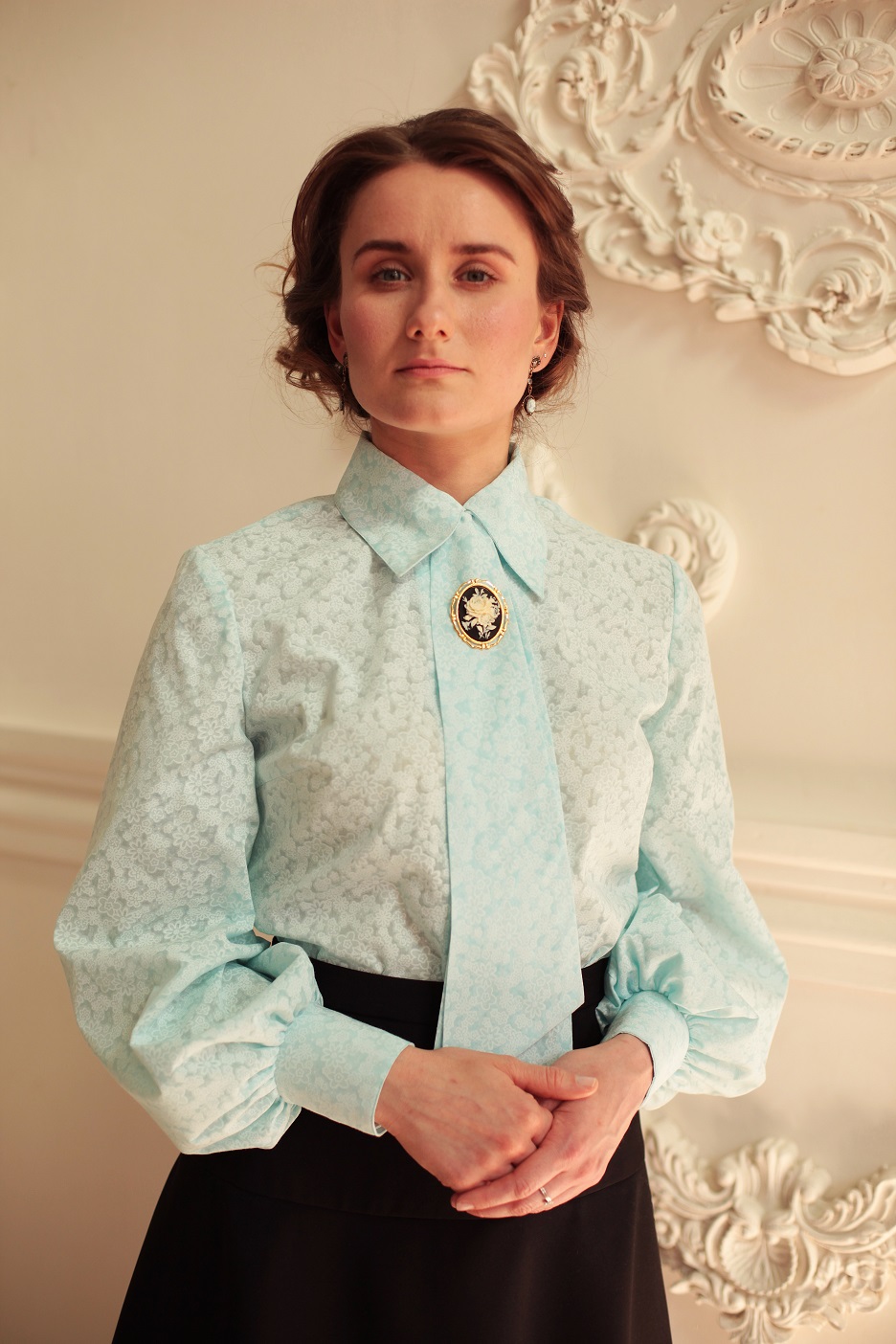 Легкая блузка 19 века. Блузка в винтажном стиле. Блузки в стиле ретро. Блузка с камеей. Блузы в дворянском стиле.