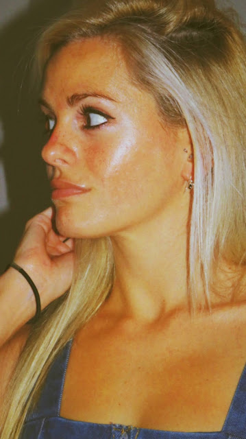 Alejandra Colomera con top vaquero, falda vaquera y cinturón estilo azteca recreando un look de los 2000