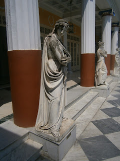 το άγαλμα της μούσας Πολύμνιας στο Αχίλλειο της Κέρκυρας