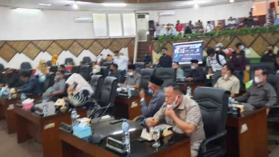 DPRD Padang Setujui Dua Ranperda Jadi Perda2