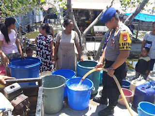 Krisis Air Bersih, Polairud Polres Pangkep Bagikan Air untuk Masyarakat Pesisir