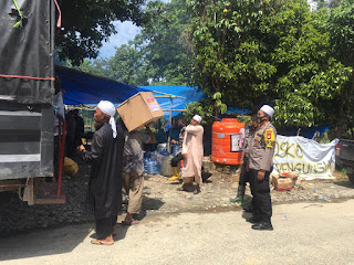 Kapolres Pelabuhan Turun Langsung Salurkan Bansos Tahap ke II di Masamba