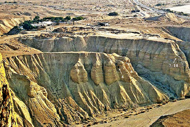 Вади Кумран и панорама Национального парка Кумран с юга. Район Вади-Кумрана находится рядом с Мёртвым морем. Он богат пещерами естественного и искусственного происхождения. В них проживали члены общины ессеев.