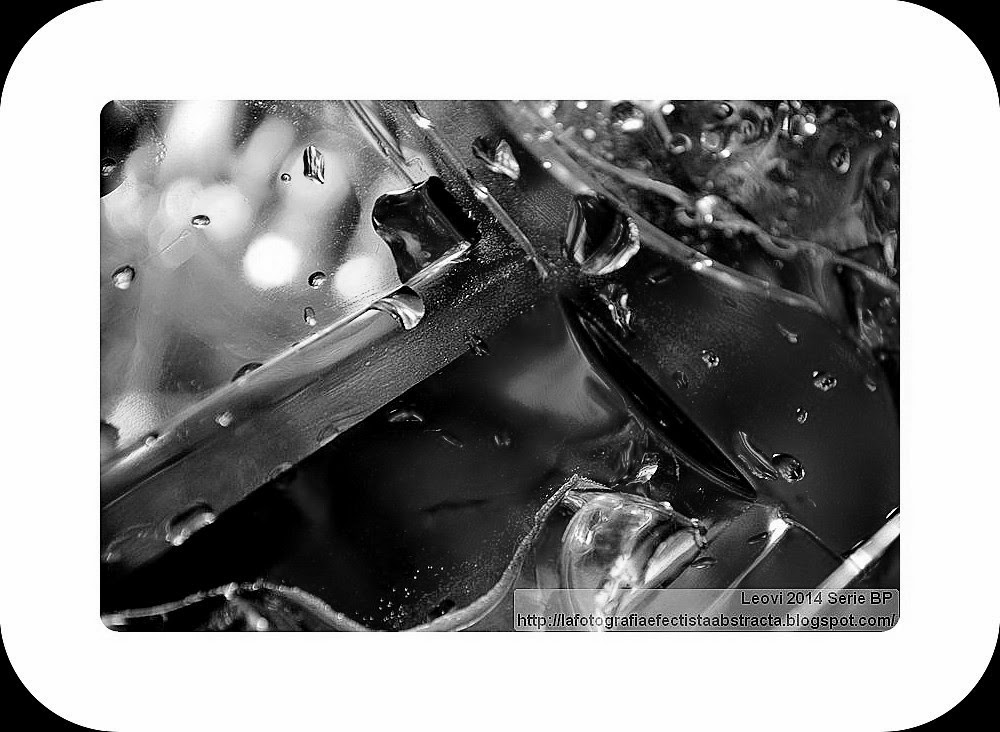 Foto Abstracta 3069 Las lágrimas que se escurren desde mi ventana - The tears that are drained from my window Foto Abstracta 3069 Las lágrimas que se escurren desde mi ventana - The tears that are drained from my window