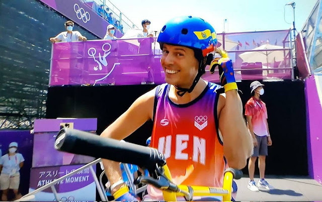 Sin defraudar a sus seguidores, el venezolano Daniel Dhers gana la medalla de plata en el BMX Freestyle de Tokio los Juegos Olímpicos 2020 y regala esta alegría a los venezolanos. En la primera ronda, Dhers logró 90,10 puntos, ubicándose en la segunda posición de la tabla, superado por el australiano Logan Martin, quien hizo 93,30 puntos, quien se quedó con la medalla de oro. En su segunda corrida, el venezolano logró 92,05 puntos, consiguiendo mantenerse en el segundo lugar. Con la medalla de Dhers, ya son tres las medallas de plata que han conseguido los atletas venezolanos en Tokio. Sin defraudar a sus seguidores, el venezolano Daniel Dhers gana la medalla de plata en el BMX Freestyle de Tokio los Juegos Olímpicos 2020 y regala esta alegría a los venezolanos. En la primera ronda, Dhers logró 90,10 puntos, ubicándose en la segunda posición de la tabla, superado por el australiano Logan Martin, quien hizo 93,30 puntos, quien se quedó con la medalla de oro. En su segunda corrida, el venezolano logró 92,05 puntos, consiguiendo mantenerse en el segundo lugar. Con la medalla de Dhers, ya son tres las medallas de plata que han conseguido los atletas venezolanos en Tokio.