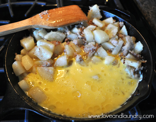 One Skillet Breakfast Burritos from www.loveandlaundry.com #recipe #breakfast