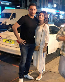 Pakistan former cricket Azhar Mehmood gorgeous pictures with family