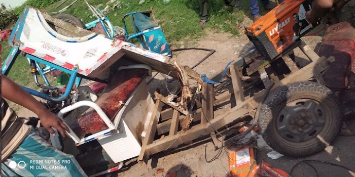 বর্ধমানে জেলাশাসকের বাংলোর সামনে কালনা রোডে বাস টোটো সংঘর্ষ