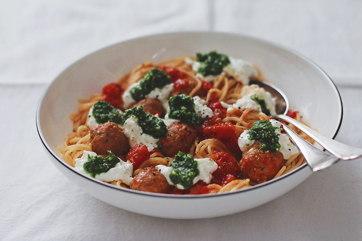 Spaghetti mit Salsicce-Klösschen, Tomaten, Bärlauchpesto und Burrata ...