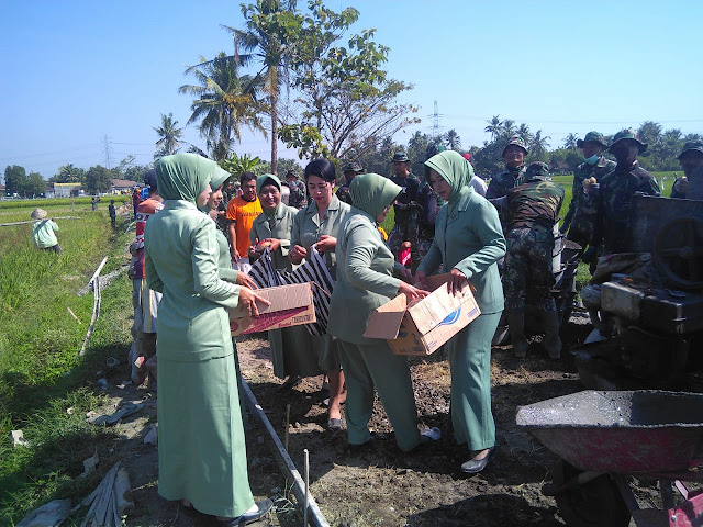 Lihat !!! Aksi Persit KCK Cab XLIV di TMMD Reguler ke 105  