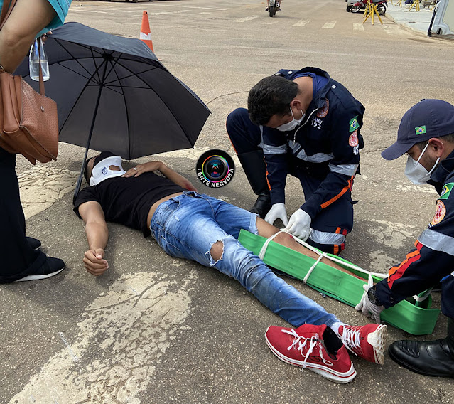 Acidente em cruzamento causa suspeita de fratura em motociclista