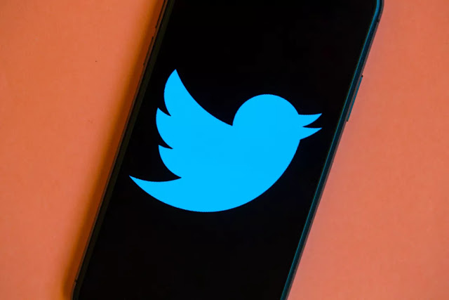 Twitter reports a bug that cached private files via DMs