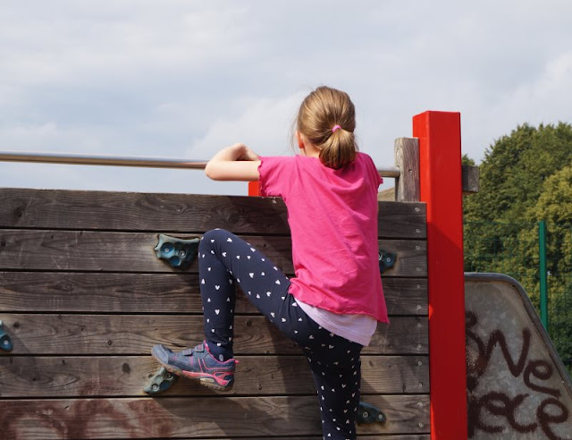 5 Spielplätze im Kieler Süden mit dem gewissen Extra. Tolle Klettergerüste & mehr bietet der Spielplatz in Elmschenhagen.