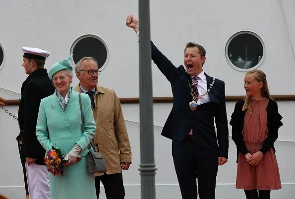 Queen arrived at Nyborg Harbour and was welcomed by Mayor Kenneth Muhs of Nyborg. Royal summer tour on the Dannebrog