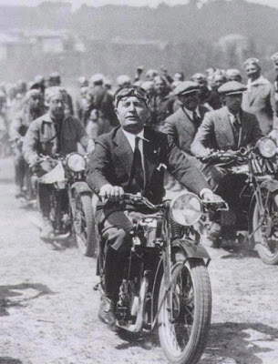 O líder fascista Italiano Benito Mussolini, em 1933, passeia de moto com sua matilha. Qualquer semelhança com o Brasil atual não é mera coincidência...