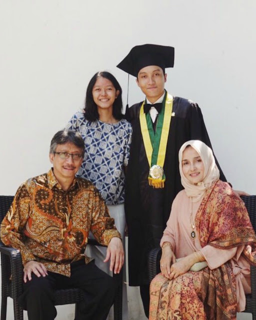 Rayhan adalah lulusan Universitas Gajah Mada, Yogyakarta