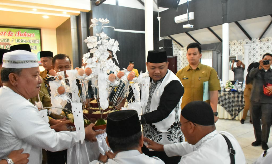 Walikota Tanjungbalai M Syahrual di Acara tepung tawar calhaj. Walikota Tanjungbalai M Syahrual di Acara tepung tawar calhaj.