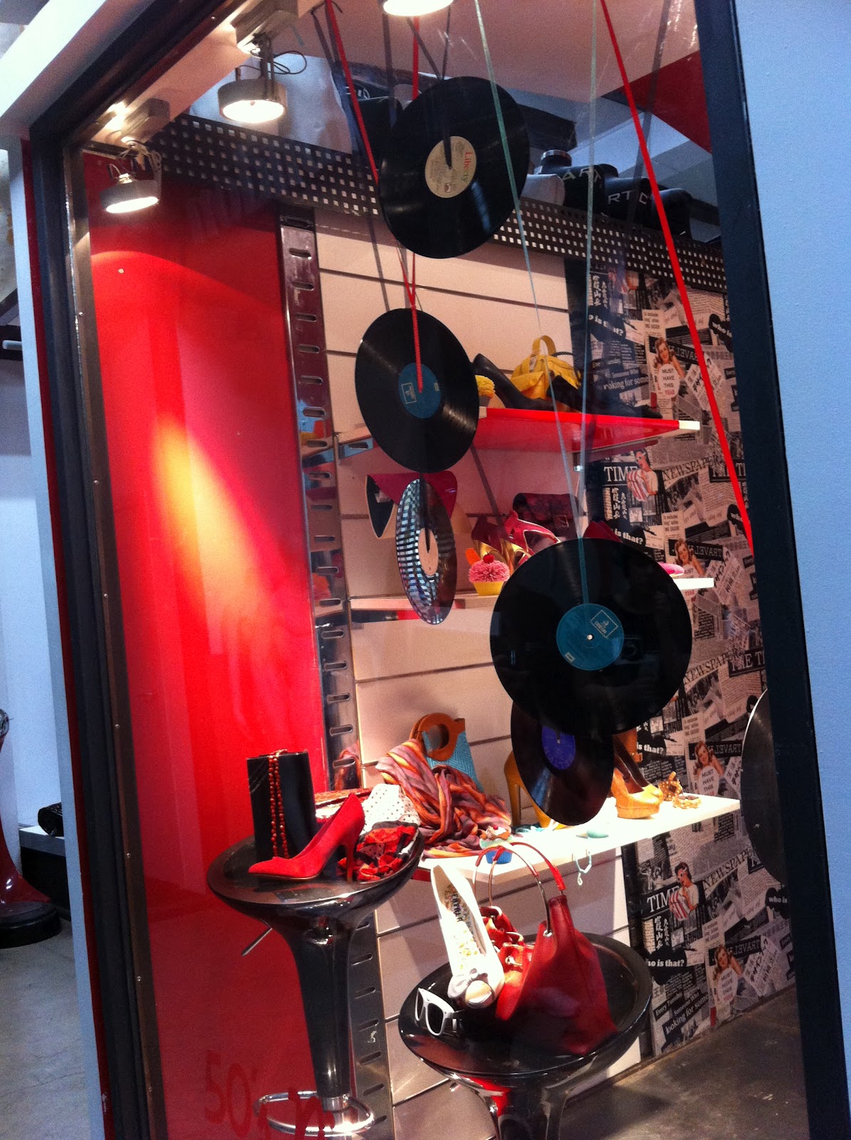 MUNDO CREATIVO VISUAL MERCHANDISING & RETAIL POP UP STORE PIN UP TQVM