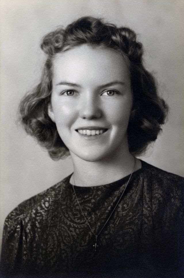 30 Vintage Photos Defined the 1940s Hairstyles For Women ~ Vintage Everyday