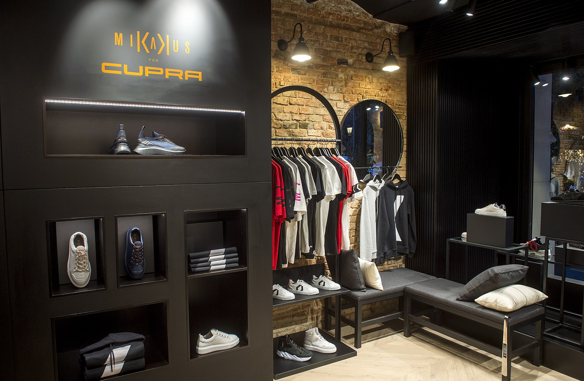CUPRA y lanzan una colección exclusiva sneakers inspirada en el Formentor | Valenciacars