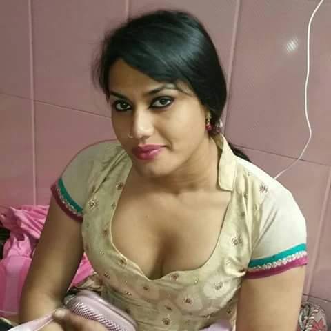 Desi bhabhi Uramila ki big boobs photos
