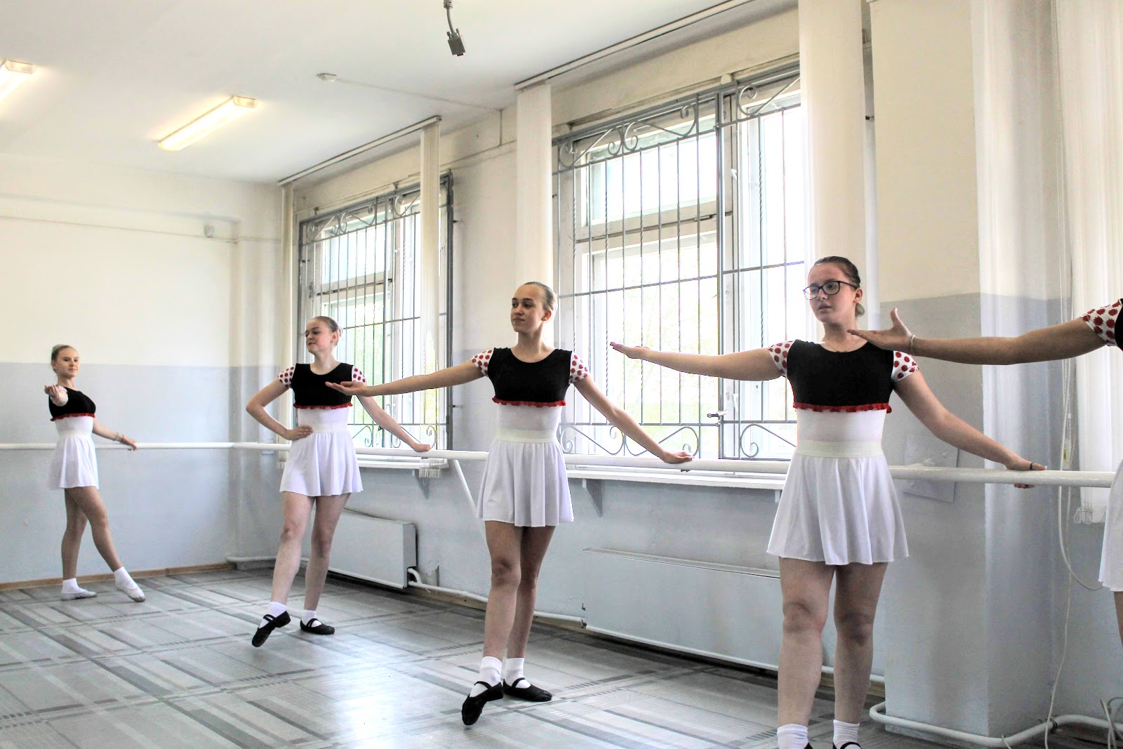 классический танец. предметы в колледже на хореографа. хореография экзерсис у станка. кострома школа балета. кира борисова хореографическое училище.