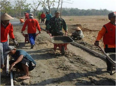 PENGECORAN JALAN SEPANJANG 300 M DI DESA GAWAN