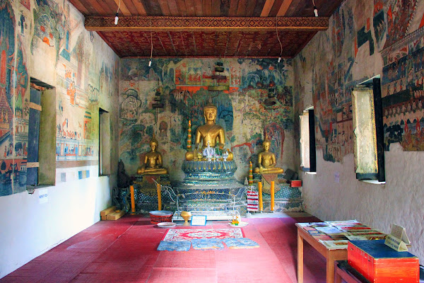 Interior del templo Wat Pa Houak