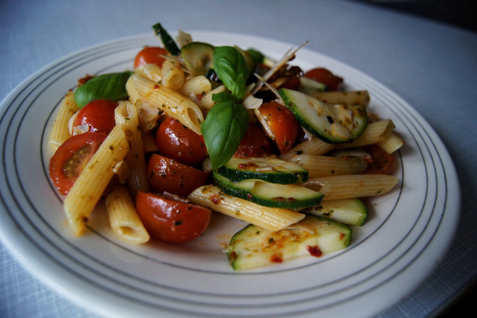Gallerphot: spaghettisalat mit pesto