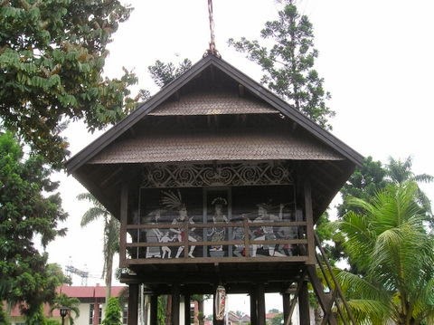 Rumah Adat Lamin