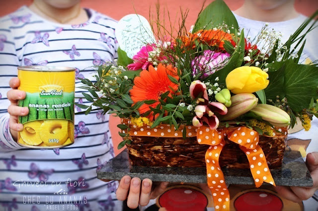 Ghiveci cu flori din chec cu ananas