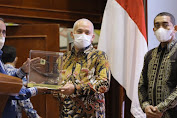 Peringatan HPN 2021, PWI Aceh Anugrahkan Nova Iriansyah Sebagai Pemimpin Inovatif dan Peduli Pers