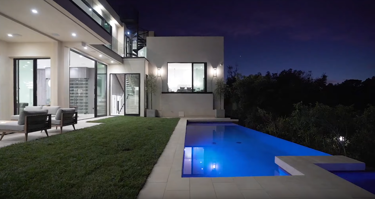 41 Photos vs. Modern Architectural Marvel in Beverly Hills, California | Sotheby's International Realty - Luxury Home & Interior Design Tour 41 Photos vs. Modern Architectural Marvel in Beverly Hills, California | Sotheby's International Realty - Luxury Home & Interior Design Tour