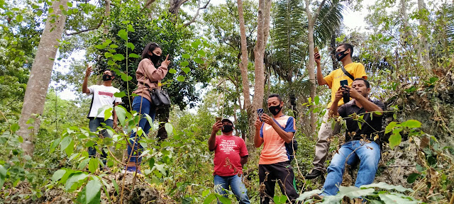 Cerita di Desa Ansolok Landak: Sulitnya Akses Internet, Harus Turun Gunung Untuk Menginput Data