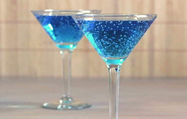 Sparkling Blue Hawaiian Mocktail #drinks #cocktails