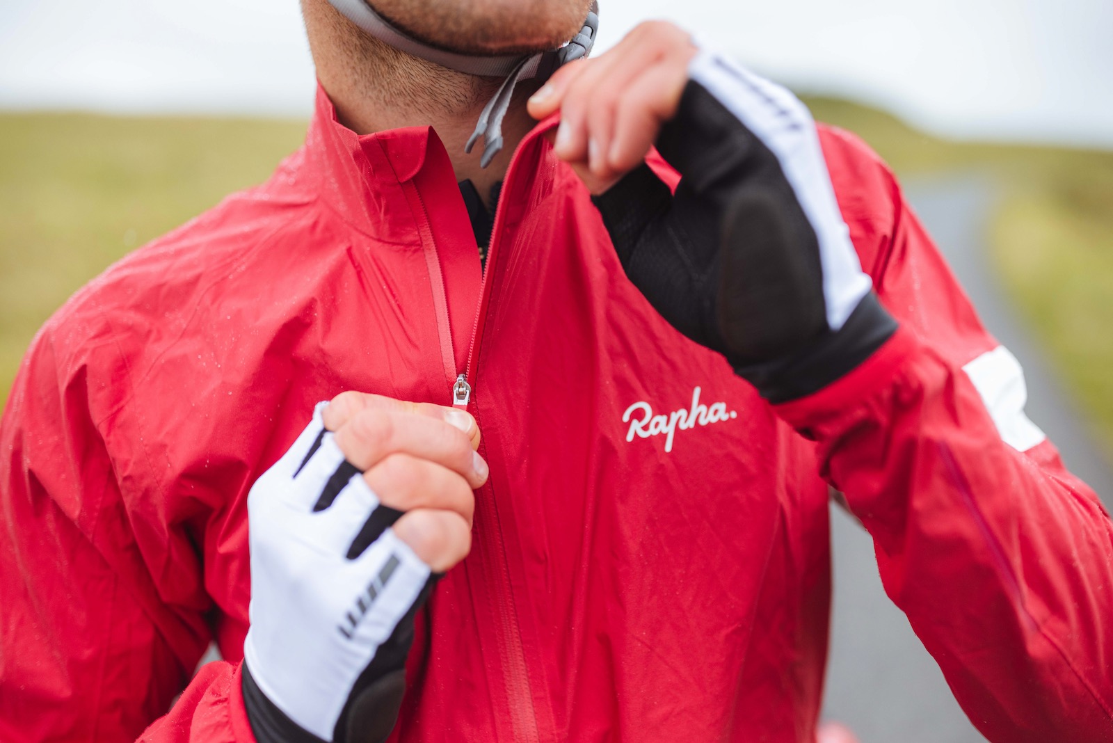 Review Rapha Men's Core Rain Jacket II Waterproof Cycling Jacket