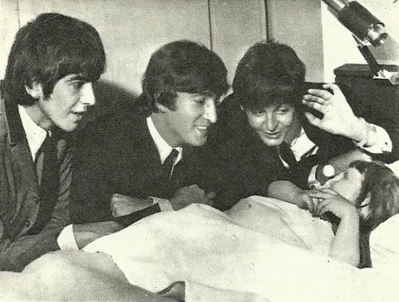 The Beatles en hospital con niña. Año 1964.